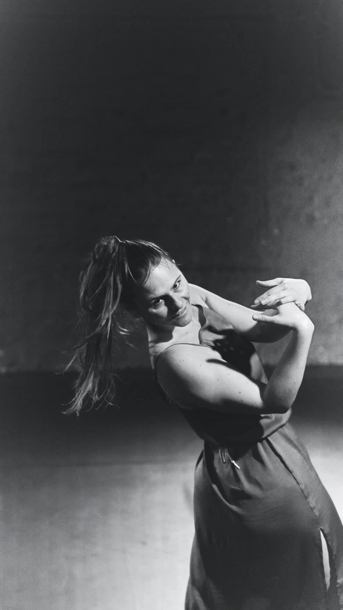 Black and white: Laura twisting with arms crossed